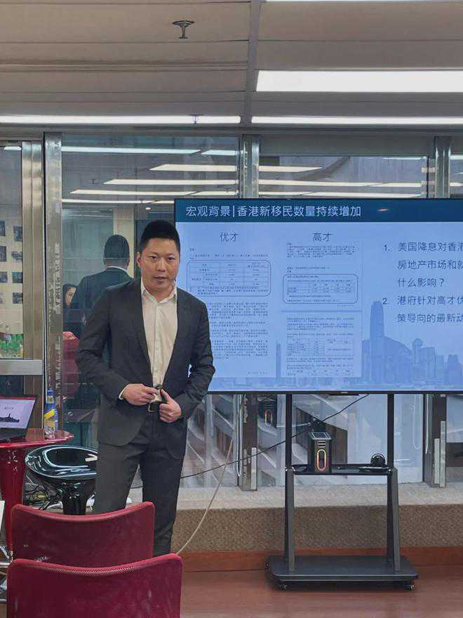 32岁“人间芭比”扇了小李子一巴掌，这次彻底火了