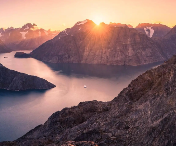 公鸭嗓、长相丑、演技差，片酬至少千万？周冬雨的底气从哪来？